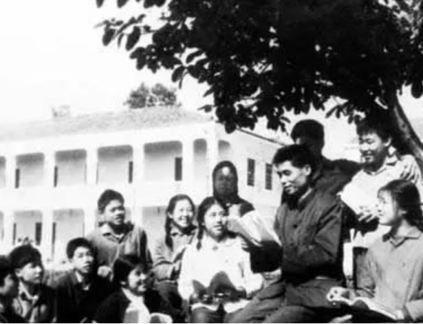 77年高考恢复，被录取的001号学生怎样了？一生都在报效祖国