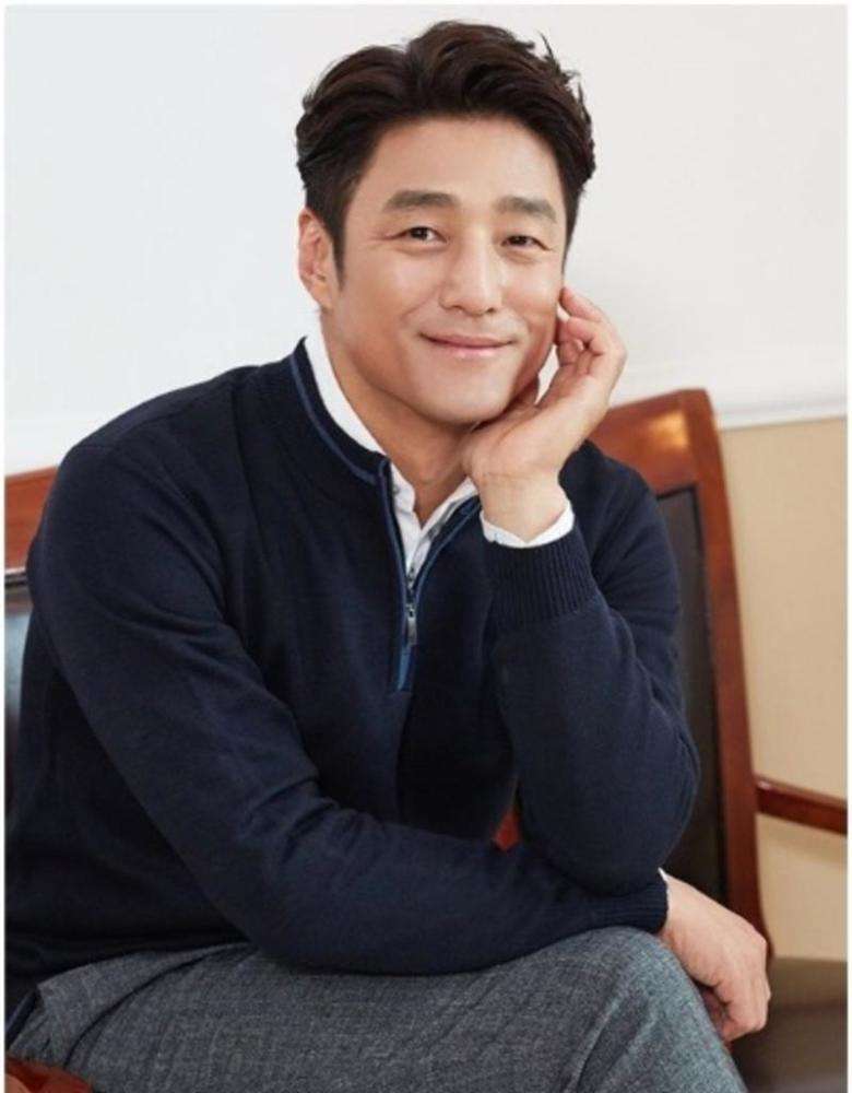 随着时光的流逝,池珍熙散发出的儒雅气质更是让他充满大叔魅力,温柔