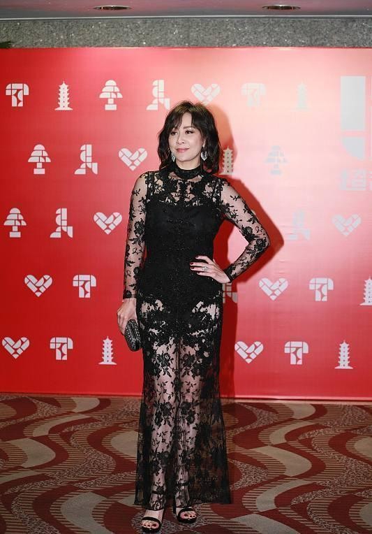 刘嘉玲穿黑色蕾丝裙显身材,长腿可真挺撩人,但上身看着有点壮