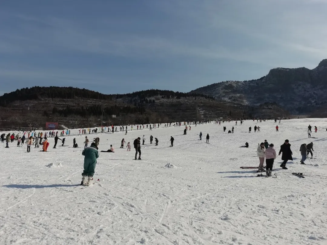 臥虎山滑雪場坐落於濟南市風景秀麗的南部山區,與臥虎山水庫一山之隔