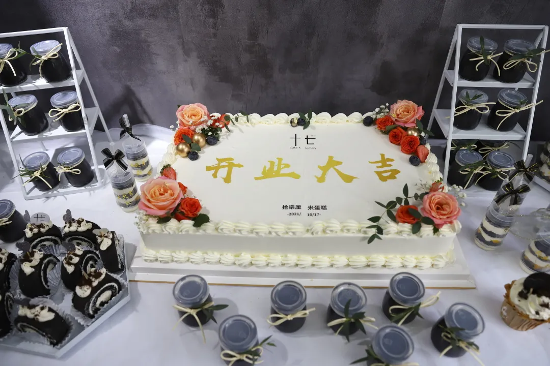 坐标小县城，90后夫妻卖盲盒蛋糕，1天揽客1000人，开业就爆满？