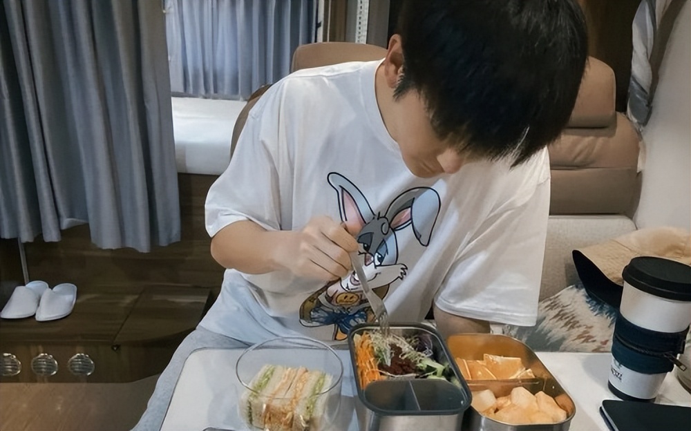 长年坚持吃素食的王嘉，生活中是怎样的？