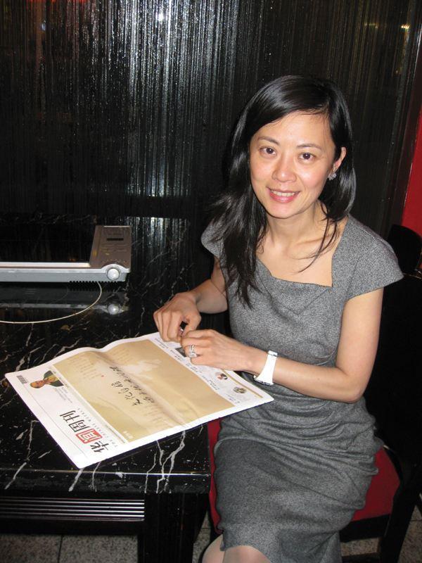 央视主持人姜丰:事业巅峰时赴英留学生子,离婚后独自抚养子女