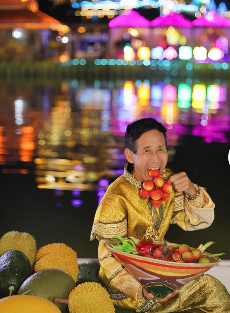 女婴被50岁老汉捡到，24年后身价千万，如今卖公司陪着养父去旅游