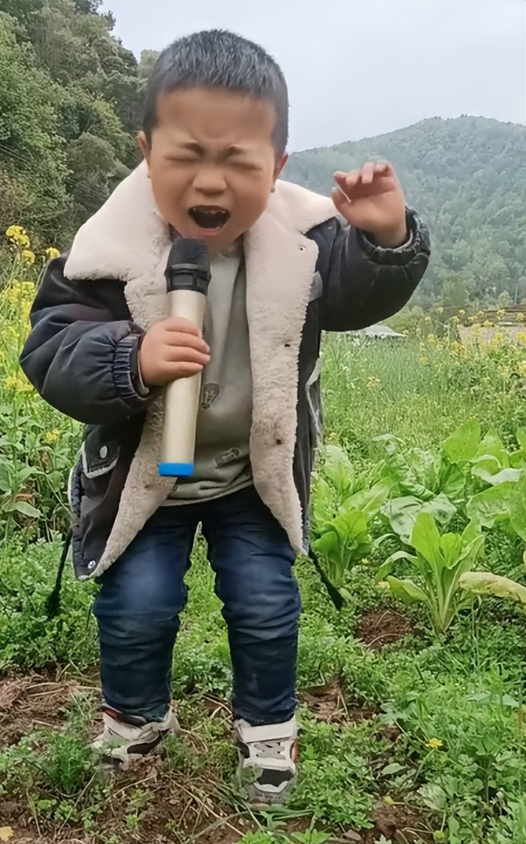 “未来歌神”：6岁农村萌娃“戏精附体”，靠模仿对口型唱歌走红