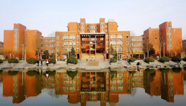 一所大学（一所大学不仅有独立的地铁站）