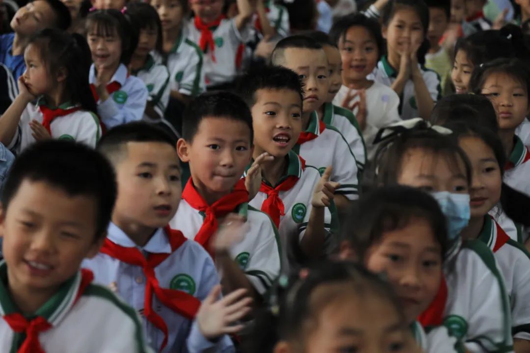 天府新区煎茶小学举行“童心向党，筑梦未来“一年级入队仪式