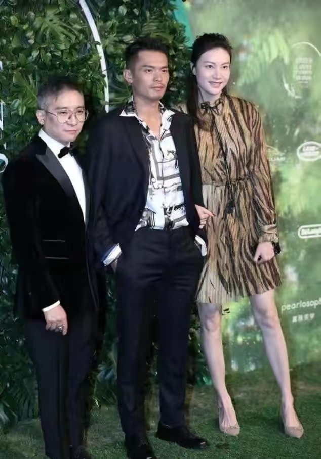 林丹谢杏芳霸气亮相，虎纹连衣裙上身韵味十足，但却妆发不搭调