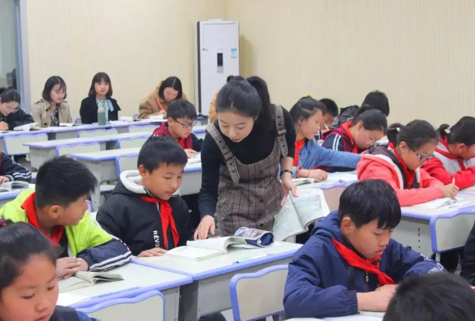 深圳某小学老师晒薪资，年收入令人羡慕，难怪名校生也纷纷报考