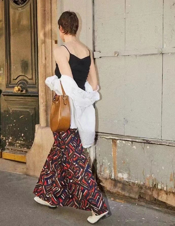 足球鞋配什么衣服最好看（穿对鞋子，有时候比穿对衣服还重要！裙装+平底鞋，时尚感更足）