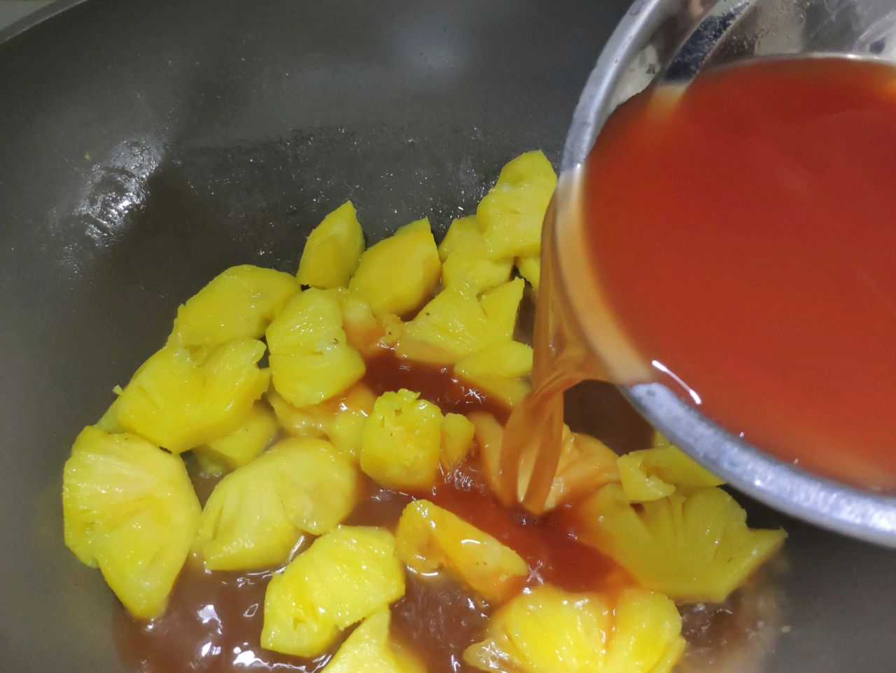 菠萝排骨制作方法（教你做酸甜开胃的菠萝排骨）