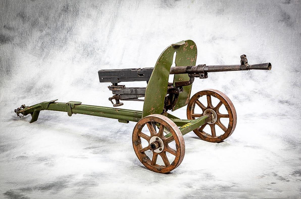 62×54毫米m1908 r带底缘枪弹,使用150发弹链供弹,每分钟理论射速650