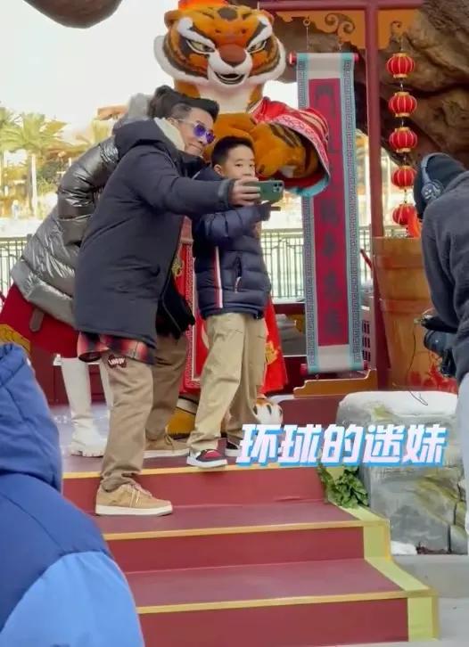 陈小春应采儿带大儿子出游，一家三口全程超欢乐，Jasper长高不少