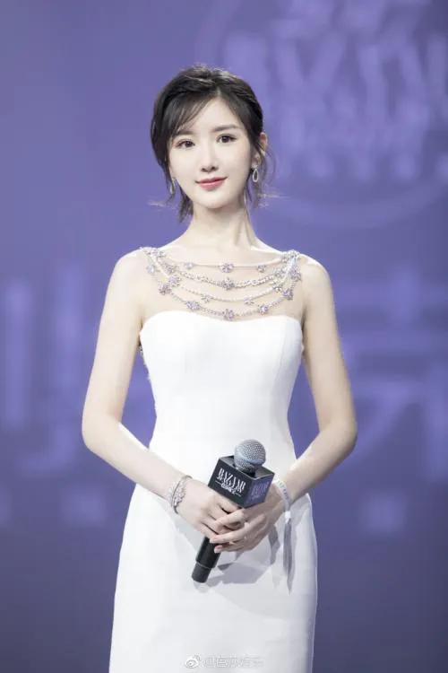 2014年毛晓彤在拍摄电视剧《淑女之家》的时候认识了靠选秀节目出道