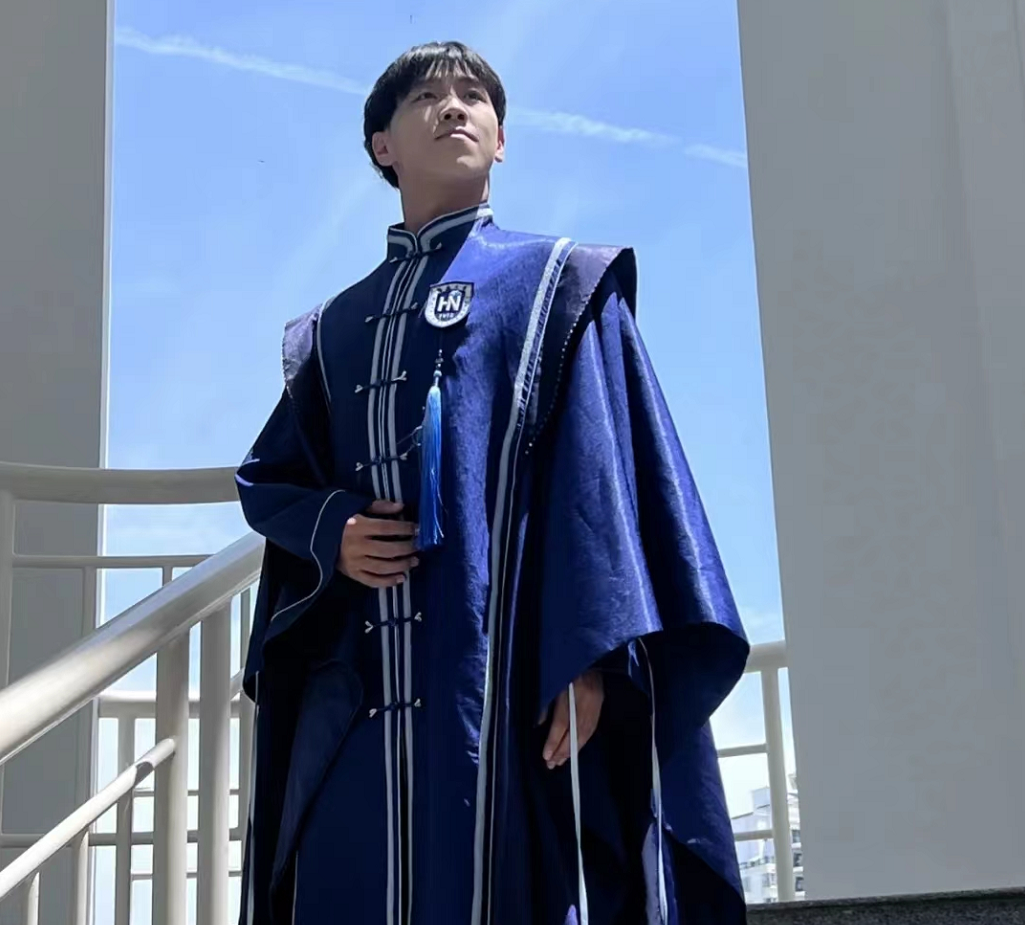 大学生自己设计的学士服，被评价“欣赏不来”，终究是太前卫了