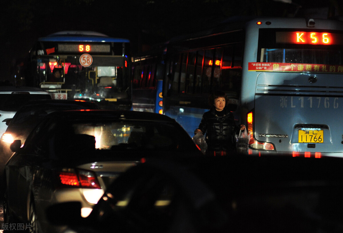 1981年厦门公交车爆炸案，警方怀疑凶手在车上，13个月后真相大白