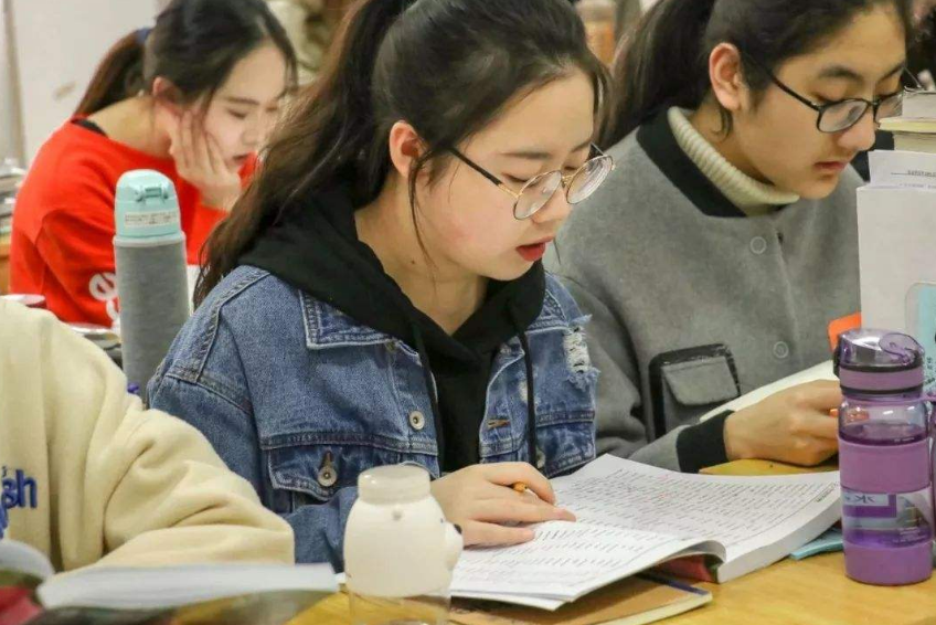 大学“课程表”差距大，明眼人一眼就能分辨：谁是985谁是大专