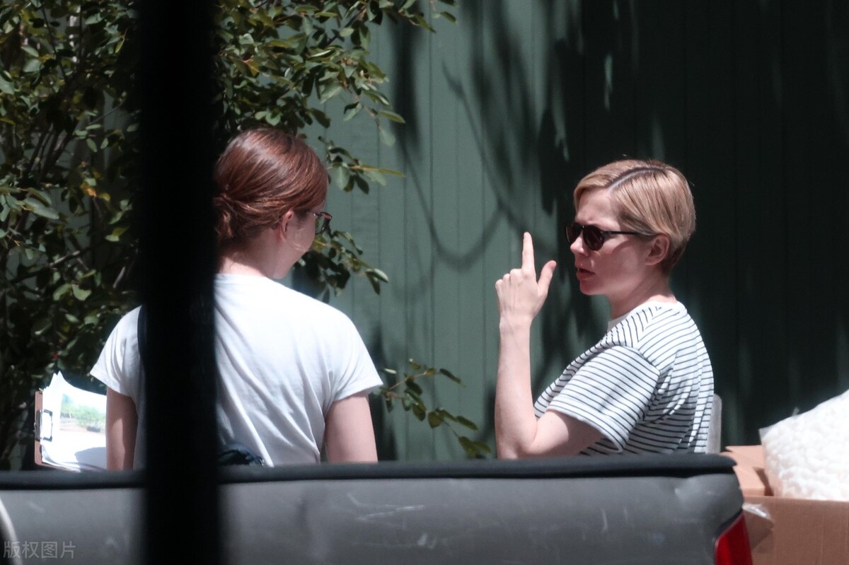 米歇尔-威廉姆斯在纽约外出挺大肚孕味十足