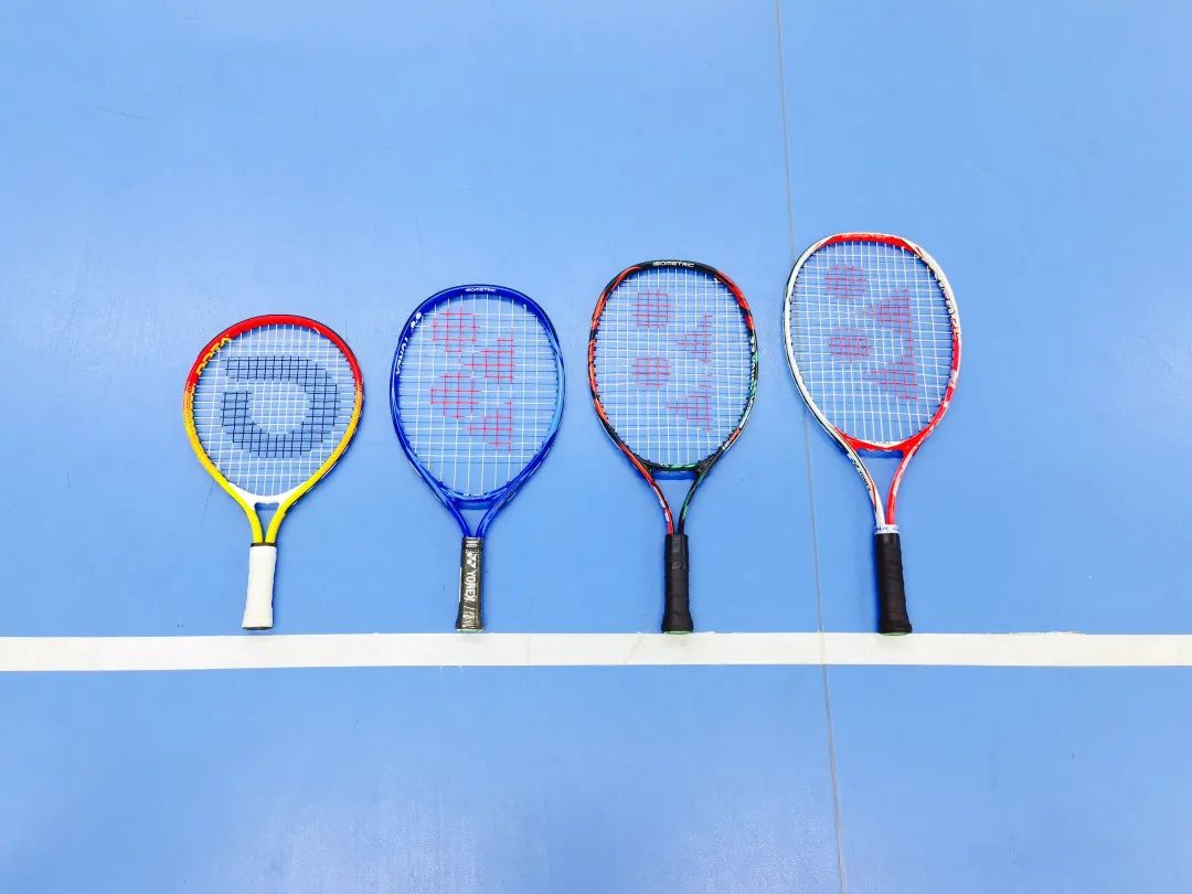 入门经典网球拍（网球小课堂 - 怎么帮孩子选一把合适的网球拍）