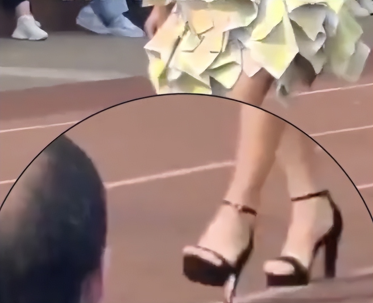 湖北一高中体育生校园走秀，自制纸裙子穿恨天高，获全校一致好评