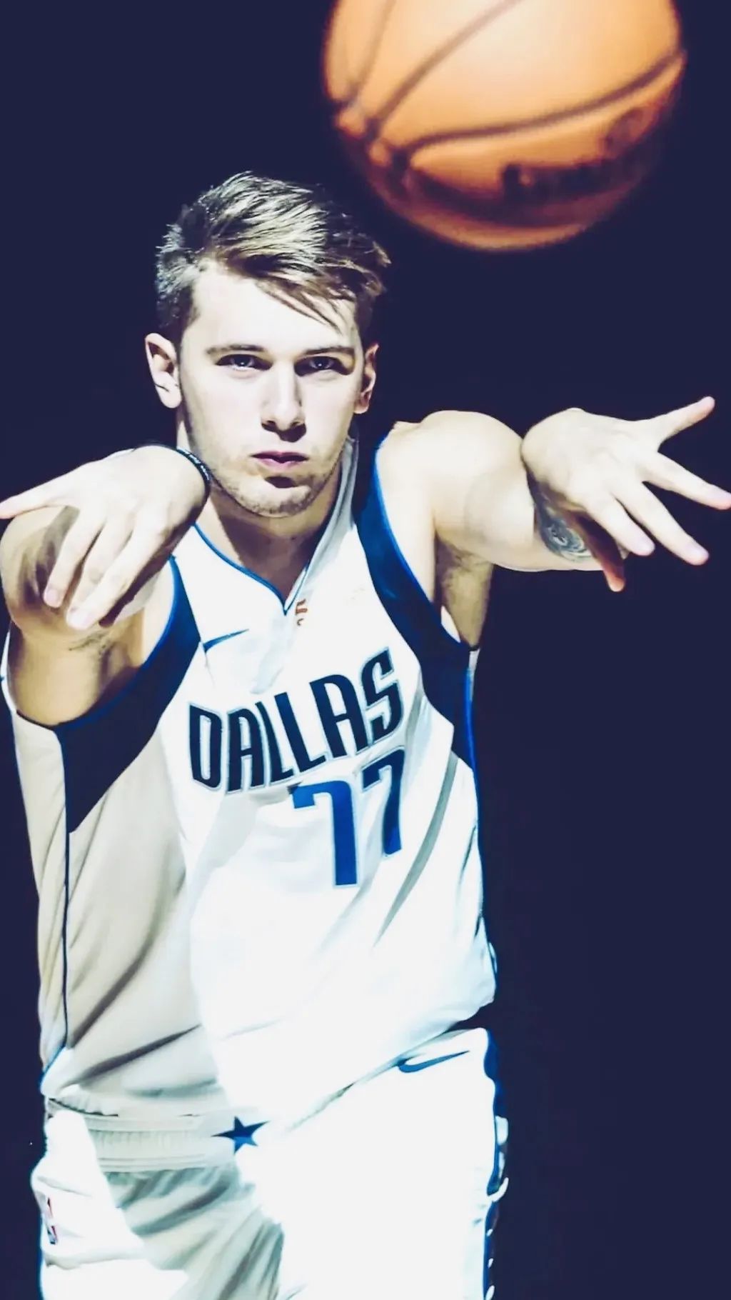 夕阳篮球场壁纸头像(「球星壁纸第62期」:东契奇,请拿走你偶像的壁纸)