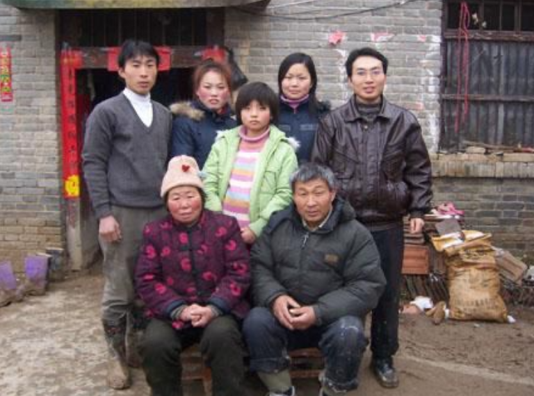 18年前，带着妹妹读大学，在学校捡破烂的21岁河南男孩，如今咋样