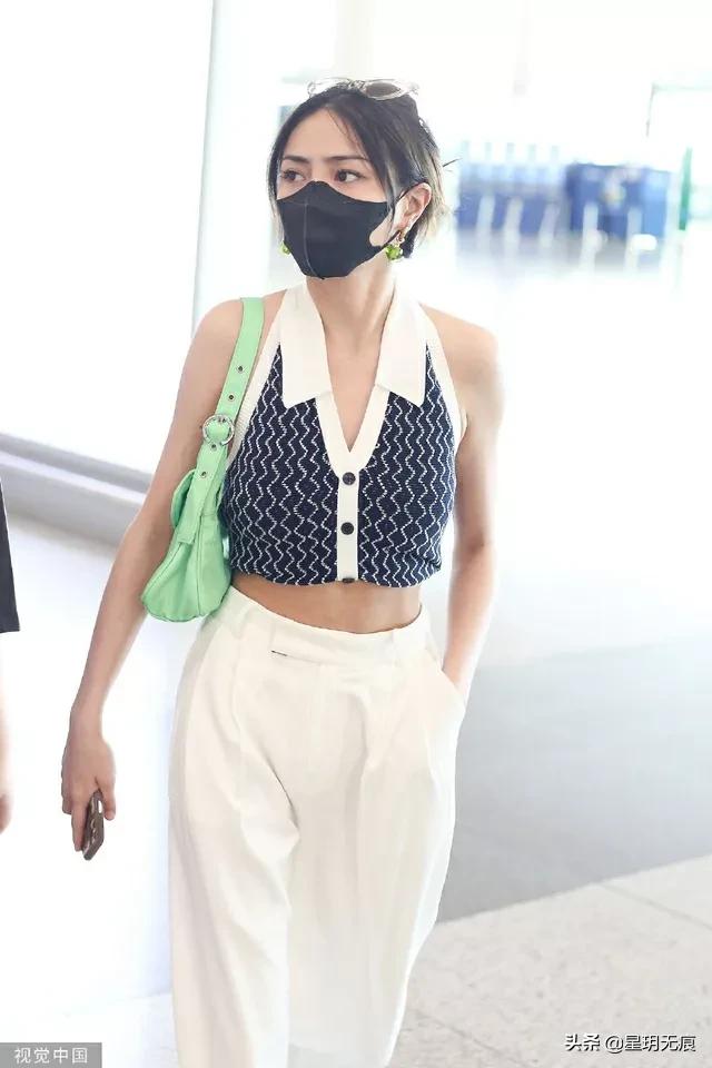 谢可寅头发盘起现身机场 穿高腰上衣搭休闲裤靓丽有范