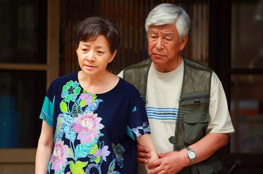 国家一级演员张洪杰三亚养老,身体硬朗带妻子游湖,疑已摆脱子女