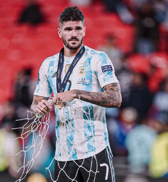 尽一切努力帮助劳塔罗破门（3-0后！阿根廷多人剪球网，34岁巨星2年决赛都进球，梅西做不到）