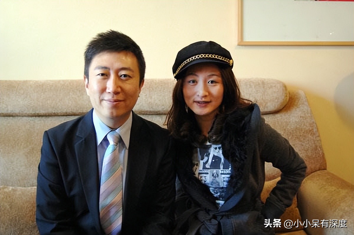 据传,陈伟鸿的妻子朱莉是老家厦门电视台的主持人,与老公是同行.