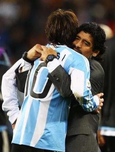 马拉多纳足球世界杯冠军（梅西or马拉多纳，谁是阿根廷历史最佳球员？）