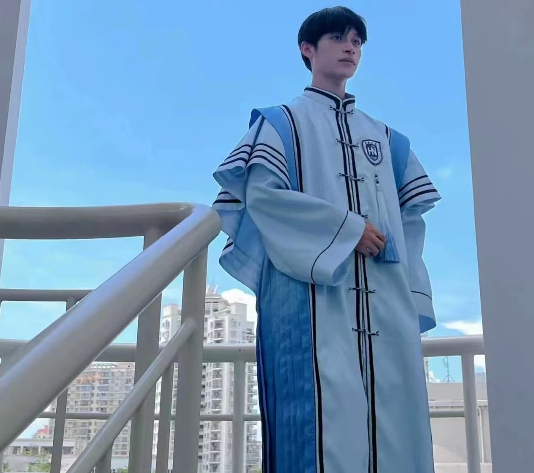 大学生自己设计的学士服，被评价“欣赏不来”，终究是太前卫了