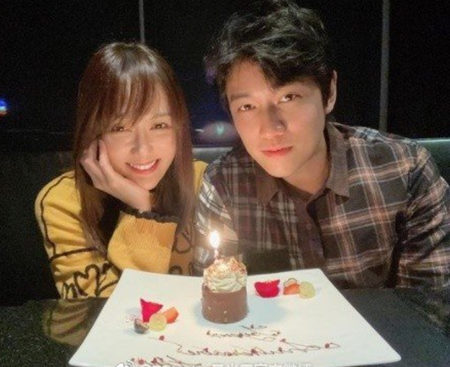 恭喜！陈乔恩跟男友领证结婚，现场大呼“我结婚了”，经纪人证实