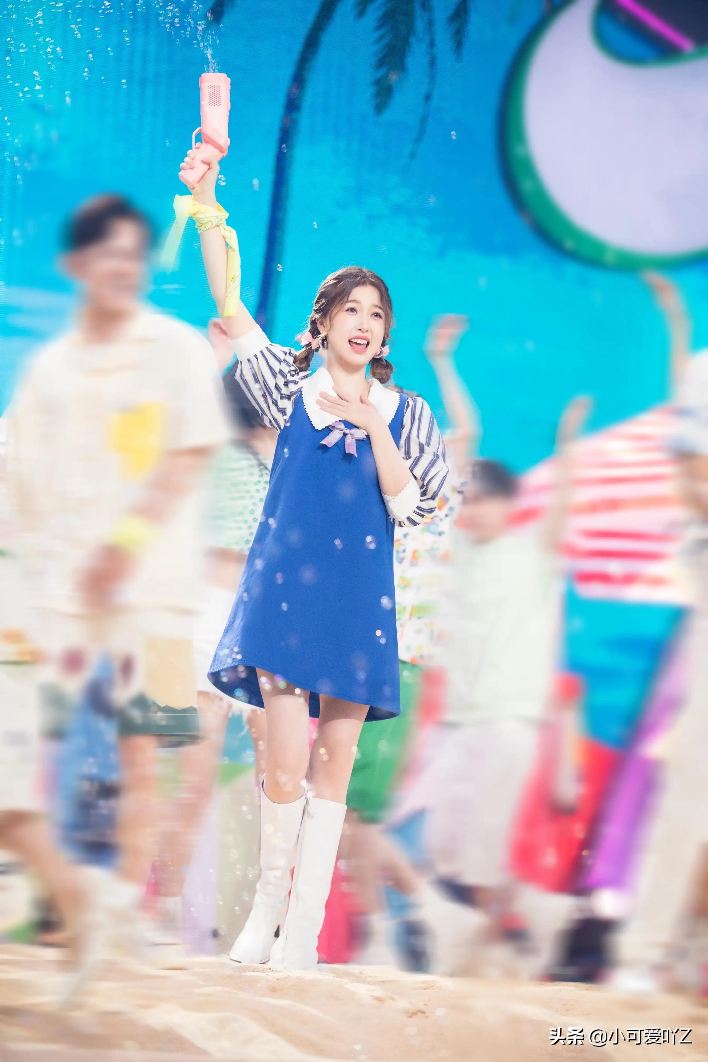 虞书欣，美人鱼造型，沙滩草裙，闪光在舞台上