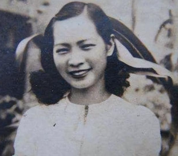 她因名字太高雅遭人排挤，校长：换个土点的，不料因此红遍上海滩