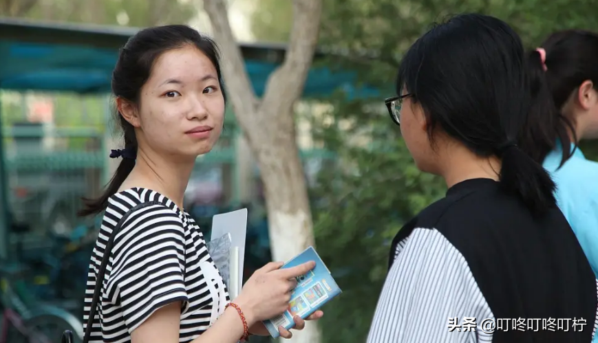 高三学生的家长可以多卑微，孩子不领情，老师看完直言心疼