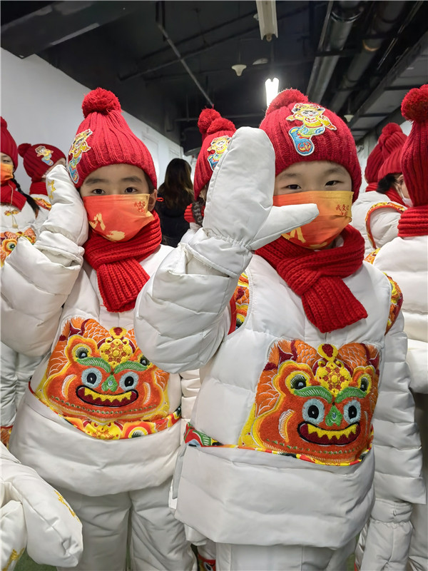 一起向未来！十佳设计师丁洁在鸟巢与孩子们“虎头虎脑”迎冬奥