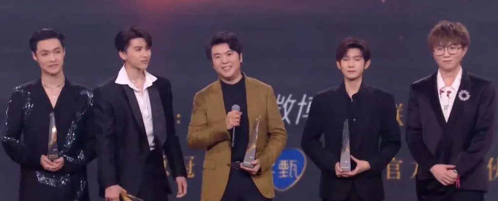 明明有1米8的大高个，但看起来很“矮”的12位男星，个个让人意外