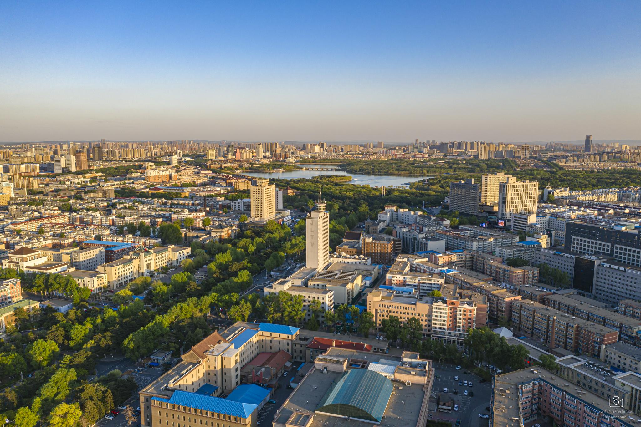 长春,跟沈阳和哈尔滨一样,地处东北地区,是我国吉林省的省会城市,别称