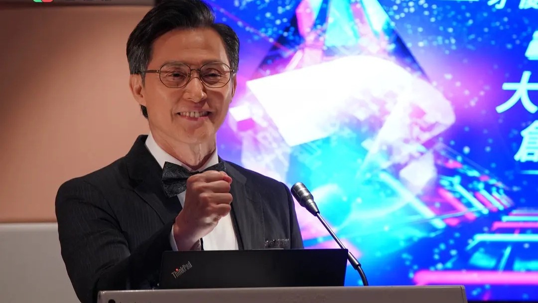 港剧《回归光影颂》热播，姜大卫郭晋安主演，陈展鹏本色出演