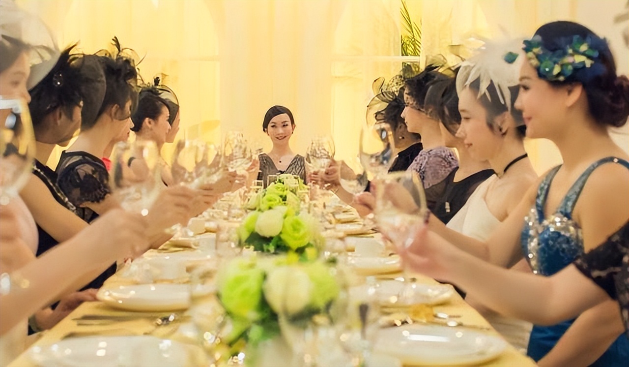 36岁女人，全网2000万粉丝，月入百万，住豪宅，还生了两个娃