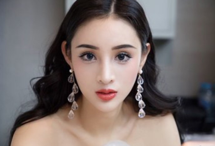 锥子脸,大浓妆,假鼻梁,求求别再侮辱战士了)