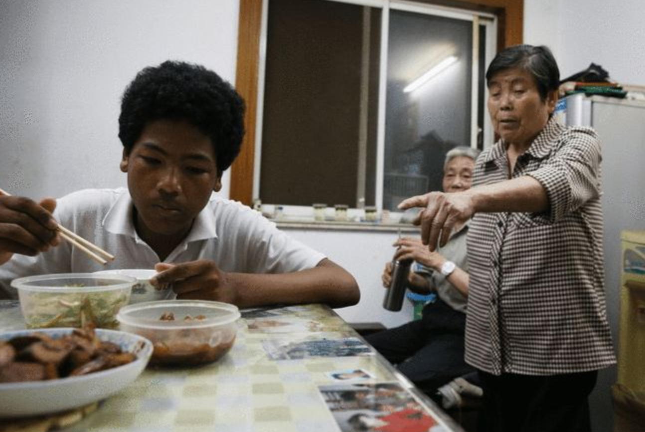 上海阿婆养大的黑人小囡，历尽艰难成为上海人，如今他们过得如何