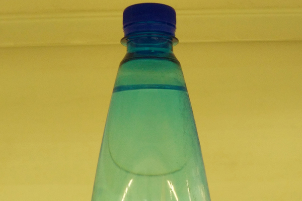 没喝完的瓶装水，放在车内暴晒后不能喝，易增加患癌风险？