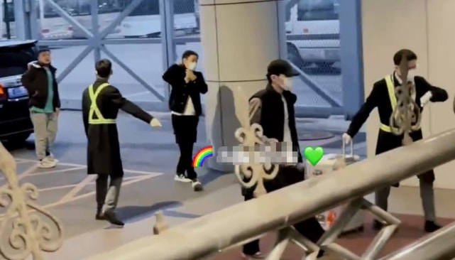 邓伦现身上海处理税务画面曝光，现已乘车离去，粉丝透露他已回家