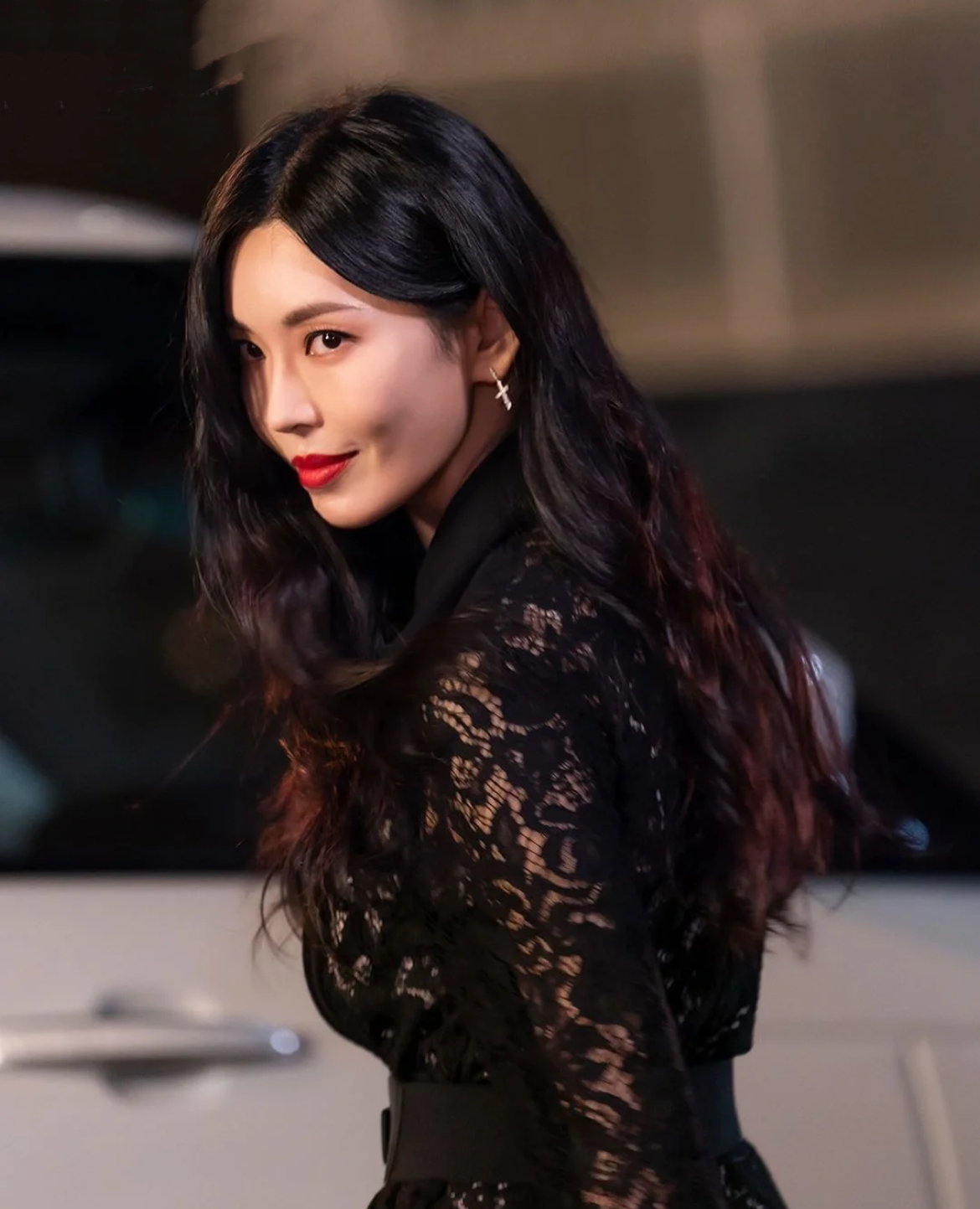 终于不流行傻白甜女主了，今年流行的是“疯批美人”，太有气场