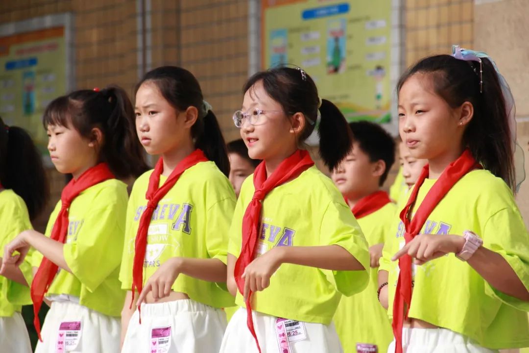 双流区九江小学举行“争做绿色低碳AI小达人”环保主题升旗仪式