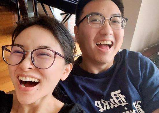 她在地震中失去双腿，6年后嫁华裔高学历老公，儿女双全成功逆袭