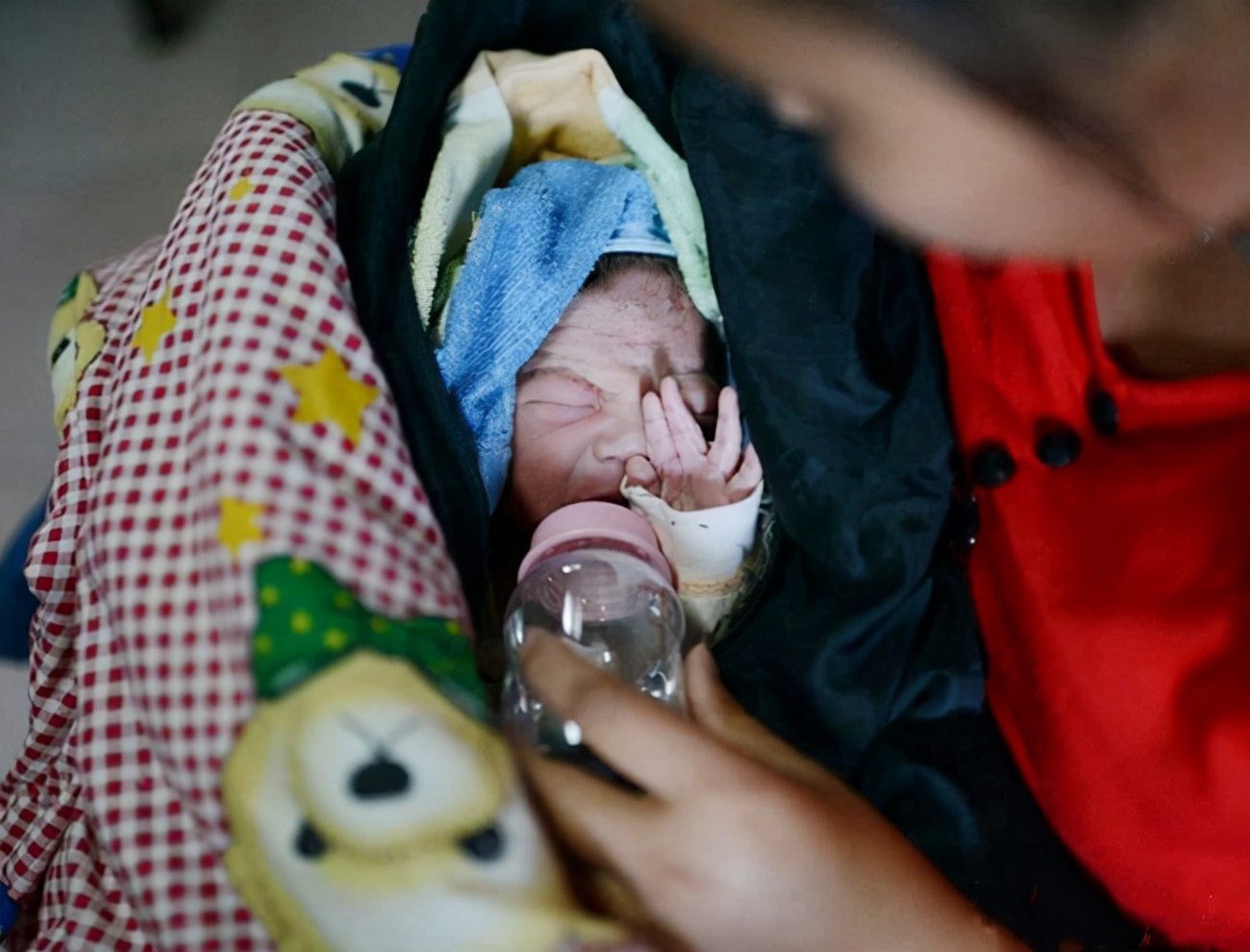 夏娟(夏娟:12岁女弃婴发现失火,勇救15个邻居,被救大爷跪谢恩人)