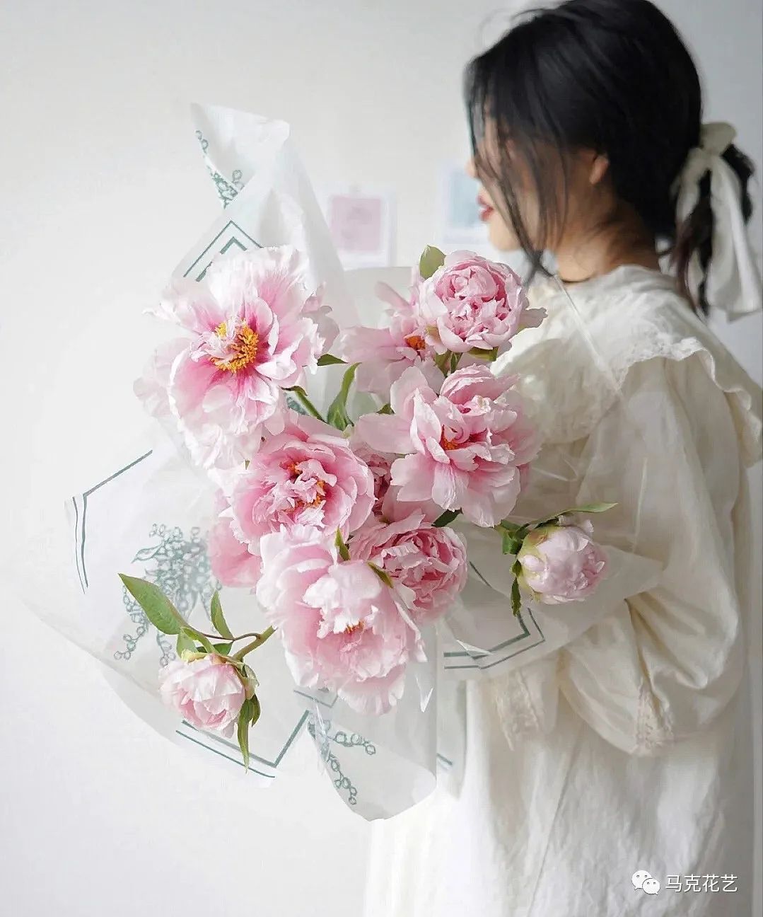 结婚纪念日送什么花？可选择百合花、并蒂莲和红掌-第9张图片